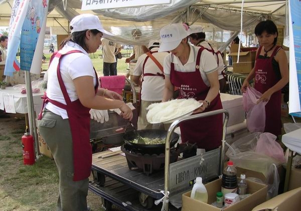 2006-08-10-桃太郎祭行銷《炒米粉料理試吃》
