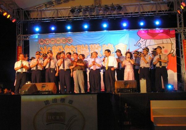 2005-10-09-與市長一同歌唱