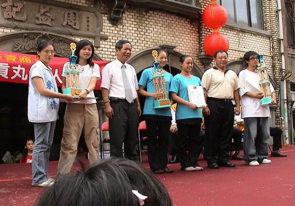 2005-10-02-摃丸週副市長頒獎