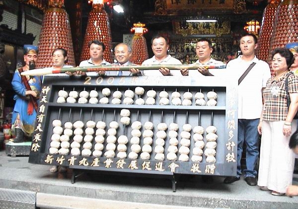 2005-09-28-新竹都城隍廟，最大算盤、最大米粉毛筆記者會