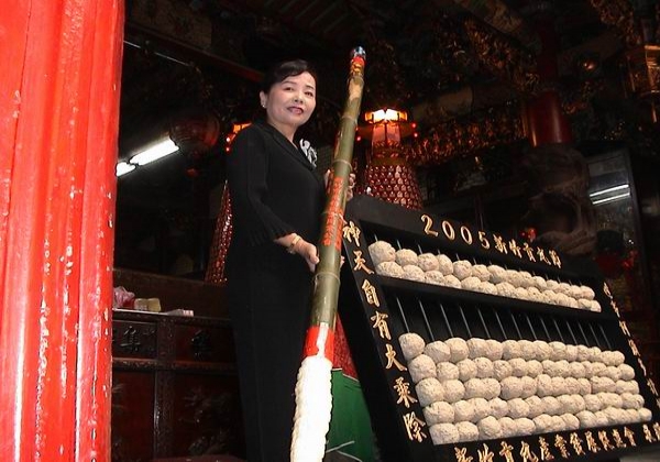 2005-09-28-新竹都城隍廟，最大算盤、最大米粉毛筆記者會