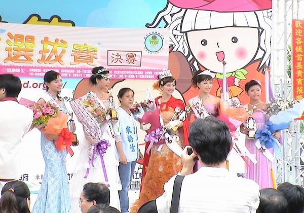 2005-09-25-米粉《竹塹公主》與理事長合影留念