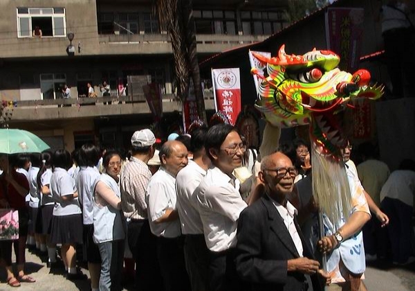2005-09-24-米粉巨龍突破1萬5000公分